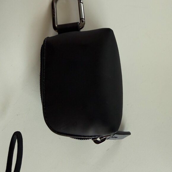 TUMI Black Leather Mini Pouch with Gunmetal Carabiner Clip — AirPods / Key Case - Picture 3 of 5